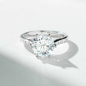 Dettaglio macro dell'anello moissanite da 3 carati con montatura a sei griffe