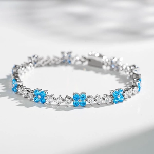Dettaglio del bracciale a quadrifoglio in argento S925 con zirconi blu e bianchi