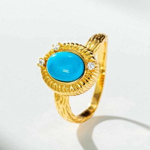 Détail d'une bague turquoise vintage avec plaquage or 24K et texture brossée