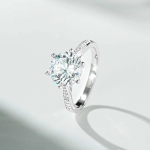 Primo piano dell'anello moissanite 3ct con castone a sei punte e diamanti laterali