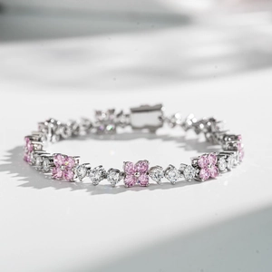 Dettaglio del bracciale in argento S925 con pietre preziose a forma di quadrifoglio rosa