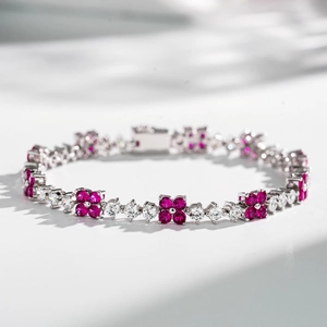 Dettaglio del bracciale a quadrifoglio in argento con pietre preziose magenta e zirconi chiari