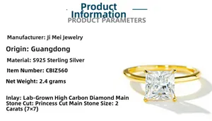Détail d'une bague en argent S925 plaqué or 18K avec une moissanite carrée de 2ct