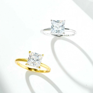 Détail de bagues en or et argent avec diamant princesse et sertissage à quatre griffes