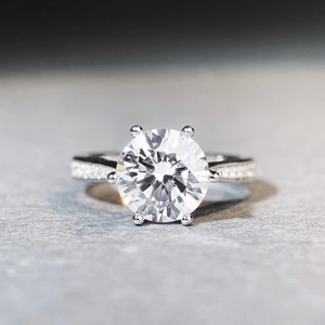 Anello classico in argento 925 con moissanite da 3 carati e montatura a 6 griffe