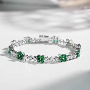 Elegante bracciale in argento S925 con quadrifogli di smeraldo e zirconi cubici scintillanti