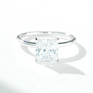 Détail d'une bague moissanite taille princesse avec anneau en argent poli et ombres