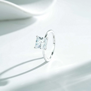 Détail macro de moissanite taille princesse sertie sur une monture en argent poli