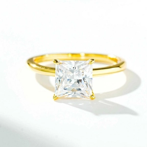 Bague classique en argent S925 plaqué or 18K avec une moissanite coupe princesse de 2ct