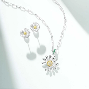 Détail de la parure marguerite comprenant collier chaîne trombone et boucles d'oreilles