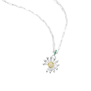 Détail du pendentif marguerite en argent 925 avec centre doré et pierres vertes