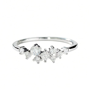 Κομψό δαχτυλίδι από ασήμι S925 με επτά πέτρες moissanite σε φινίρισμα λευκού χρυσού