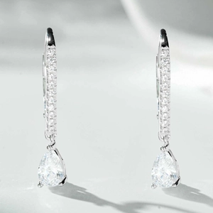 Gros plan sur les boucles d'oreilles goutte en argent S925 avec zircone poire et serti pavé