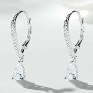 Gros plan de boucles d'oreilles goutte en argent S925 avec pavé de zircon et pierre poire