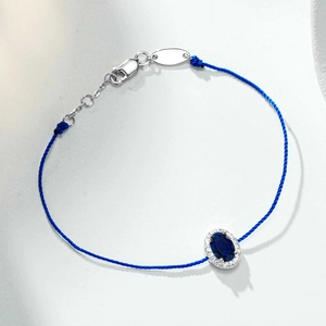 Détail du bracelet en corde bleue avec saphir ovale et halo de diamants sur argent 925