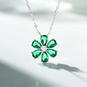 Élégant collier en argent S925 avec pendentif fleur à six pétales serti de zircons verts