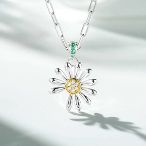 Pendentif marguerite en argent 925 sur chaîne trombone avec détails dorés et pierres vertes