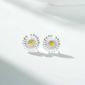 Boucles d'oreilles marguerite en argent 925 avec centre jaune et pétales brossés