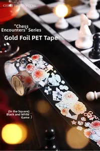 Detailaufnahme des Chess Journey PET-Tapes mit Goldfolien-Rosen und Schachmotiven