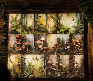 Vue macro de cartes décoratives forêt vintage avec champignons et papillons