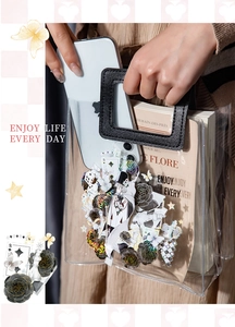 Detail der DIY transparenten PVC-Tasche mit goldgeprägten Anime-Stickern und schwarzem Griff