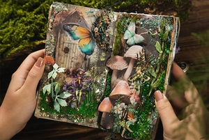 Détail de matériel de scrapbooking forêt avec stickers 3D de papillons et champignons