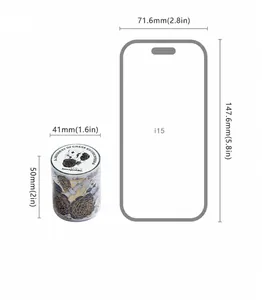 Größenvergleich von floralem PET-Klebeband mit Goldfolie und iPhone 15 Rahmen