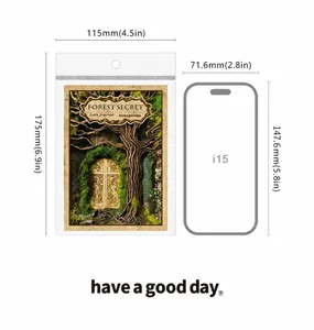 Comparaison de taille du set de papier scrapbooking vintage Forest Secret et smartphone