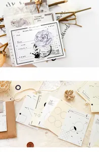 Détails d'étiquettes de scrapbooking vintage avec dorures et textures de papier nostalgiques