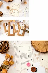 Détail macro du lot de papier scrapbooking vintage avec dorure et enveloppes kraft