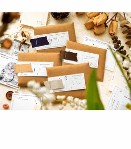 Détail de papier de scrapbooking vintage avec enveloppes kraft et timbres décoratifs