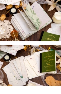 Nahaufnahme von Vintage-Scrapbook-Papier mit botanischen Mustern und grünem Tagebuch