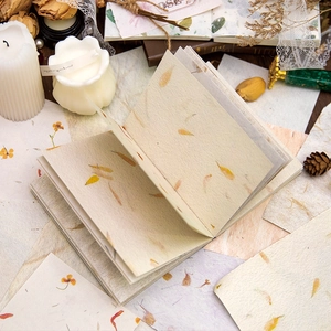 Vintage-Scrapbooking-Papier mit gepressten Blütenblättern für Tagebuch-Deko