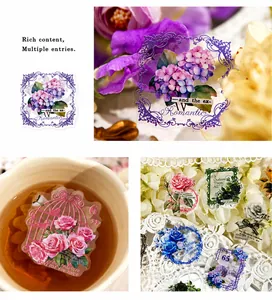 Vue macro de stickers fleurs vintage en PET avec roses et hortensias pour le scrapbooking