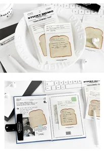 Vue à plat de notes autocollantes créatives en forme de toast sur une assiette en porcelaine