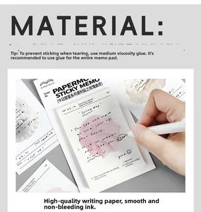 Gros plan d'une main écrivant sur des notes adhésives de qualité pour DIY journal
