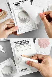 Détail de notes autocollantes avec motifs de desserts et sections de date