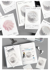 Detailweergave van 30 vellen dessert-gebaseerde plaknotities op een creatief bureau