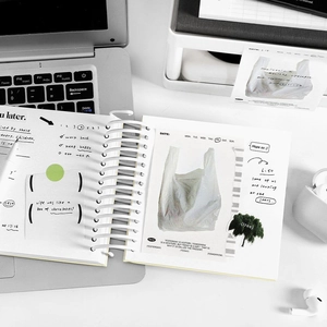 Bloc-notes à spirale minimaliste avec pages décoratives style INS sur bureau blanc