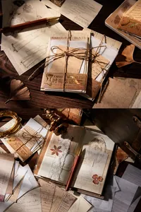 Detail van vintage scrapbooking kit met verouderd papier, kant en retro stationery tags