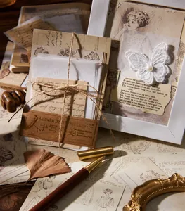 Detailweergave van vintage journal kit met perkamentpapier, kant en retro henneptouw