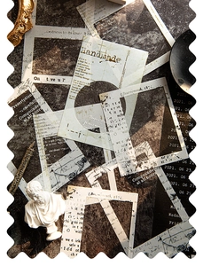 Dettaglio macro di adesivi PET pellicola vintage con tipografia retrò e cornici collage
