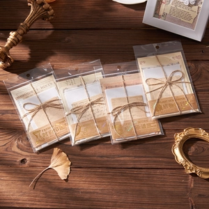 Vintage bruin scrapbooking papier set met vier thema's op donkere houten tafel