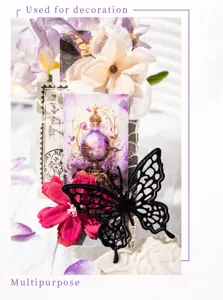 Dettagli di adesivi per scrapbooking con farfalle tagliate al laser e boccetta di profumo