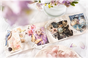 Dettaglio di adesivi vintage con fiori, farfalle e orologi per decorazioni di scrapbooking