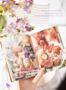 Dettaglio di adesivi vintage per scrapbooking con motivi a farfalla e decori floreali