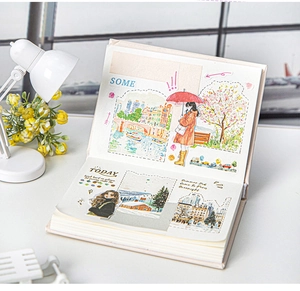 Dettaglio di scrapbook con scene di strade europee disegnate a mano e adesivi floreali