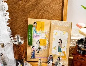 Autocollants de personnages en PET pour scrapbooking présentés sur un bureau chaleureux