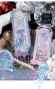 Dettaglio di adesivi PET iridescenti con motivi di meduse e regno marino laserati