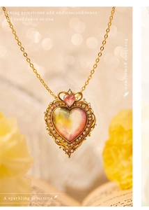 Détail d'un pendentif cœur vintage avec cadre doré et art floral de style gemme